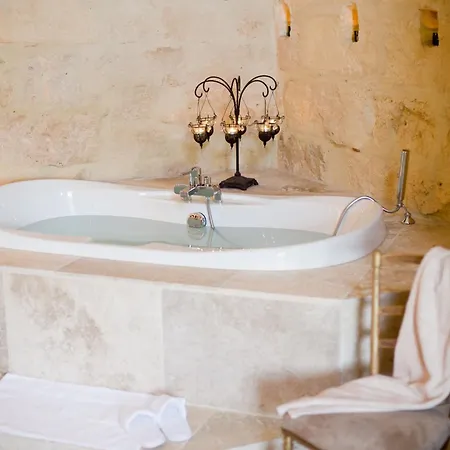 Chateau Latour Segur & בית הארחה 4*