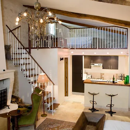 Chateau Latour Segur & ゲストハウス 3*