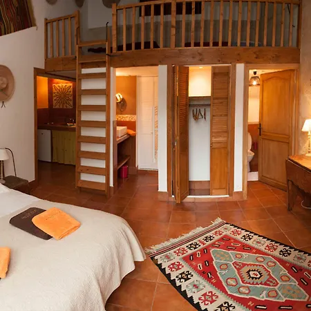 ゲストハウス Chateau Latour Segur & 3*