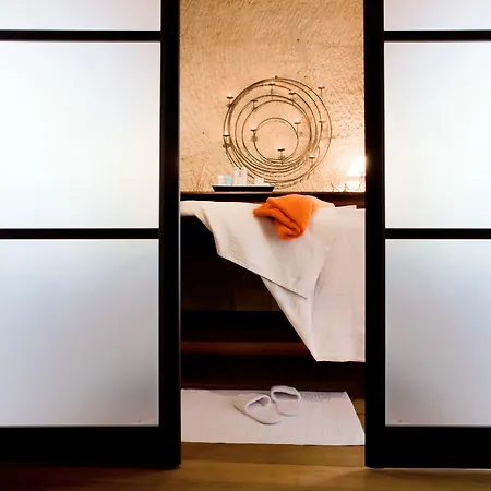 Chateau Latour Segur & בית הארחה 4*