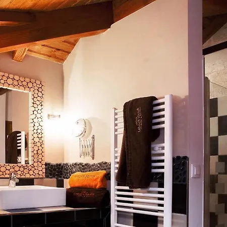 Chateau Latour Segur & בית הארחה 4*